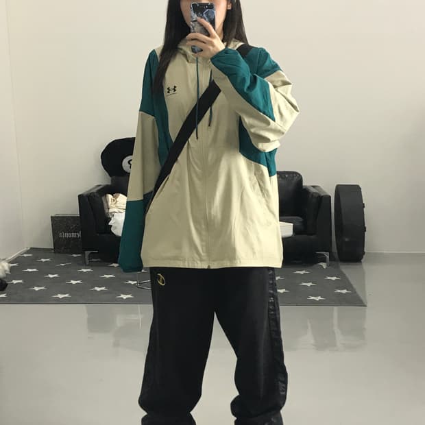 언더아머 베이지 바람막이더