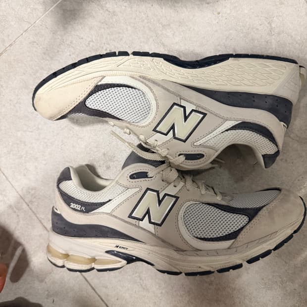 NEW BALANCE SHOE PALACE 2002R