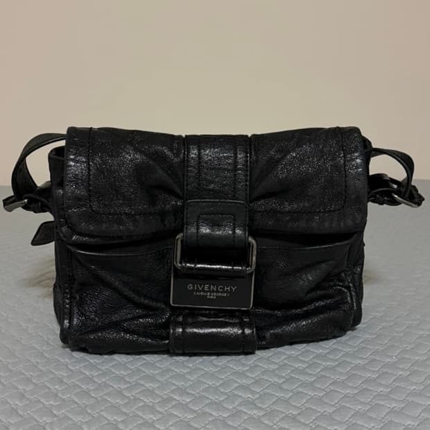 지방시 안티고나 크랙 레더 숄더백