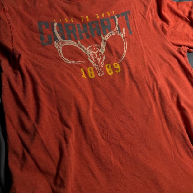 칼하트 Live to Hunt' 그래픽 티셔츠