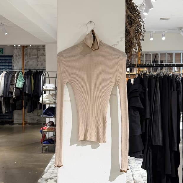 아크네 스튜디오 베이지 립 니트 터틀넥 탑