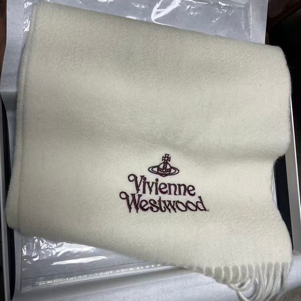 비비안 웨스트우드 자수 로고 머플러 화이트 와인