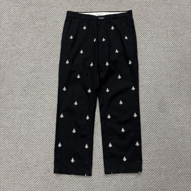 홈그라운드 로고 자수 패턴 팬츠 v2339