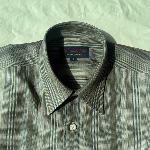 그레이 스트라이프 셔츠