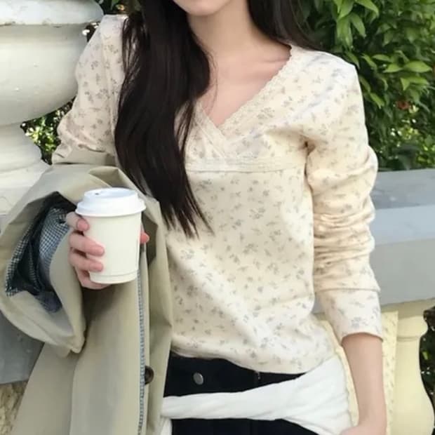 (새제품) 레터프롬문 브이넥 레이스 랩 티셔츠 크림