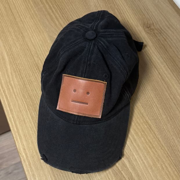 아크네 레더 이모지 볼캡 