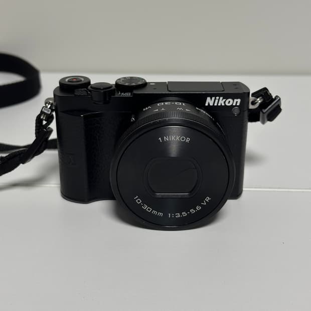 (๋ธํ์ง์)Nikon 1 J5 + 1 NIKKOR 10-30mm ํ๋งค