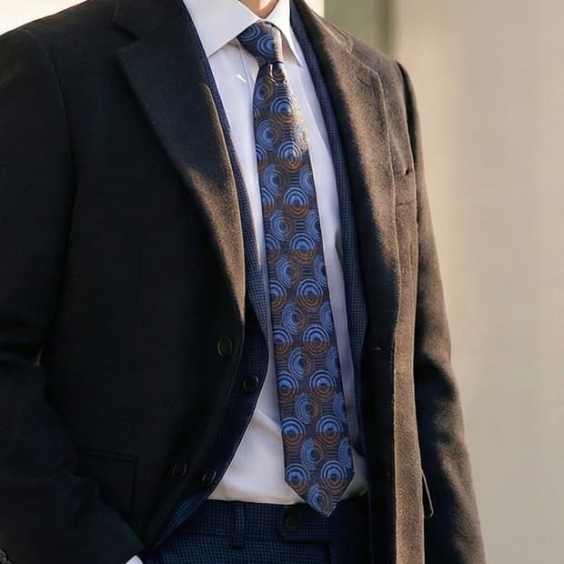 휴그 실크 블루&브라운 패턴 넥타이 9.7cm 새제품 A19439
