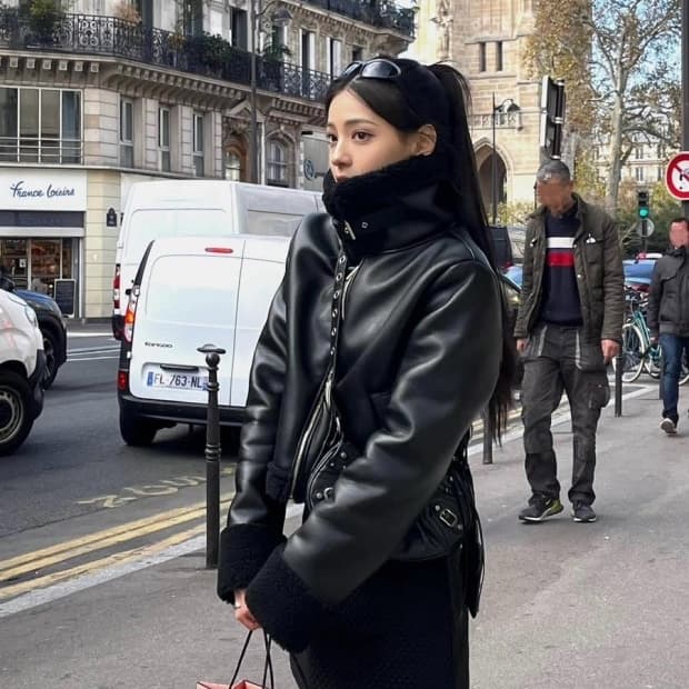 카키포인트 레더 블랙 크롭 무스탕 자켓