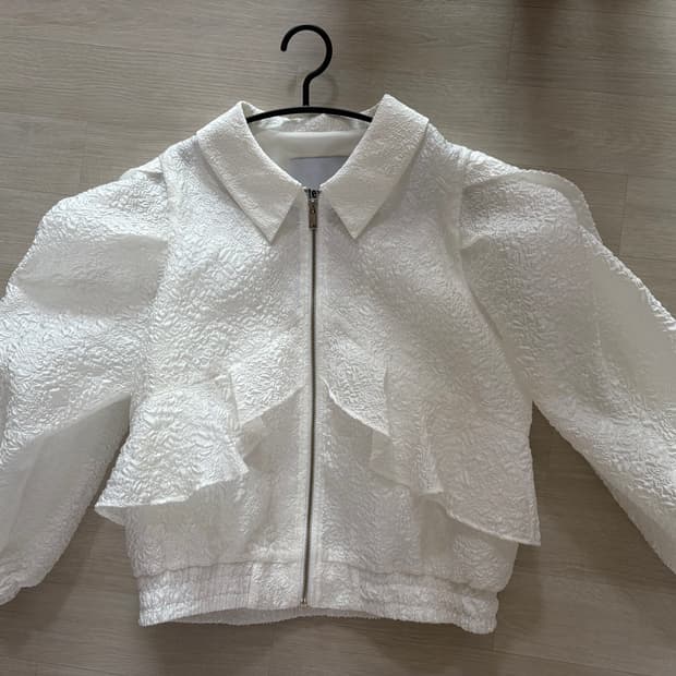 비터앤더 화이트 퍼프 크롭 자켓