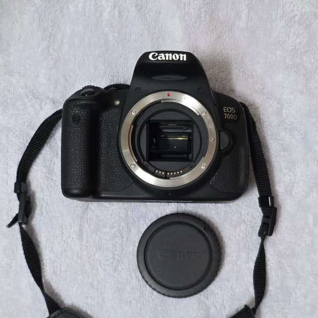 캐논 EOS 700D DSLR 카메라 팝니다.