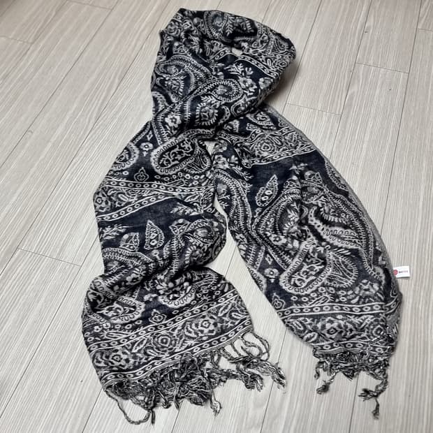 페이즐리 패턴 블랙 스카프