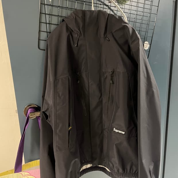 슈프림 고어텍스 테이프드심 자켓 L사이즈 팝니다