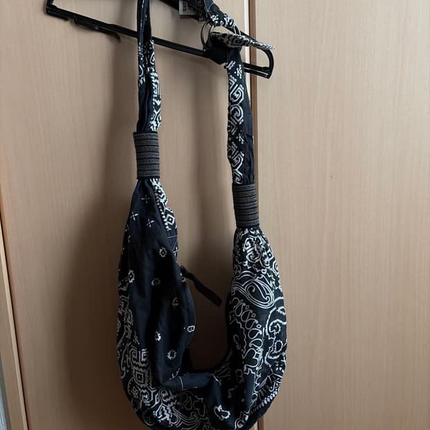 캐피탈 반다나 숄더백