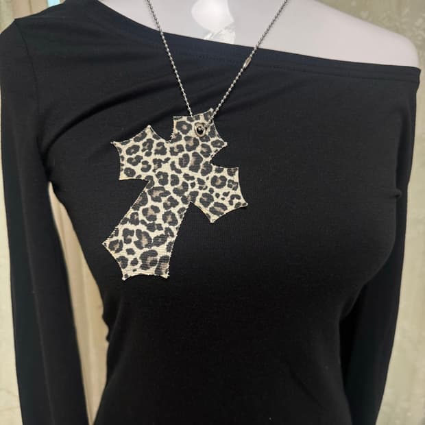 Illio leopard necklace top