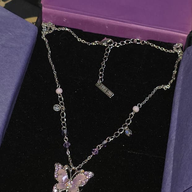 ANNA SUI 연보라 나비 목걸이