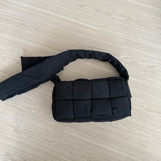 보테가베네타 패딩 카세트백