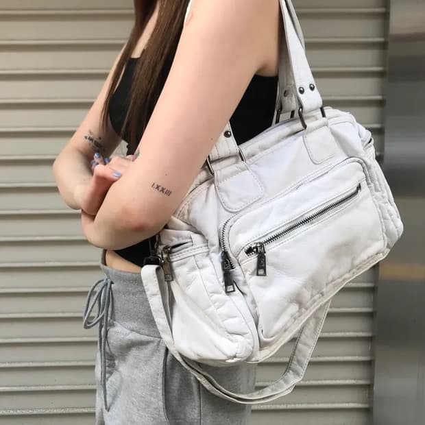 멀티 포켓 레더 숄더백