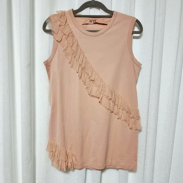 N21 누메로 벤투노 실크러플 슬리브리스 코튼 티 (55) 상태최상