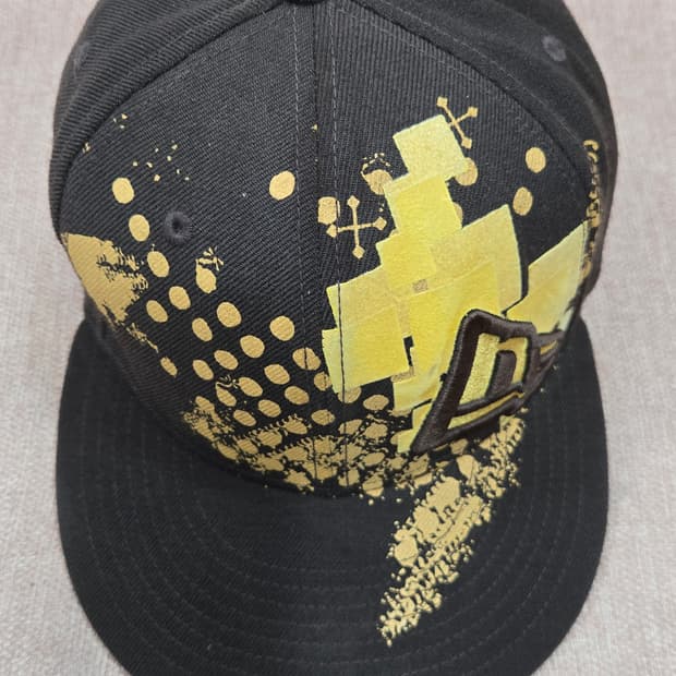 뉴에라 블랙/골드 스냅백 모자 58.7cm