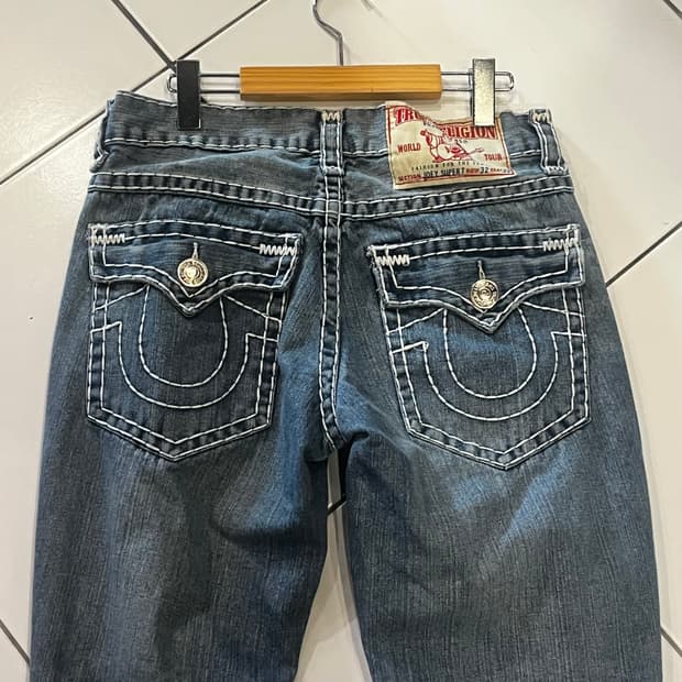 트루릴리전 조이슈퍼티 흰색스티치 부츠컷 데님팬츠