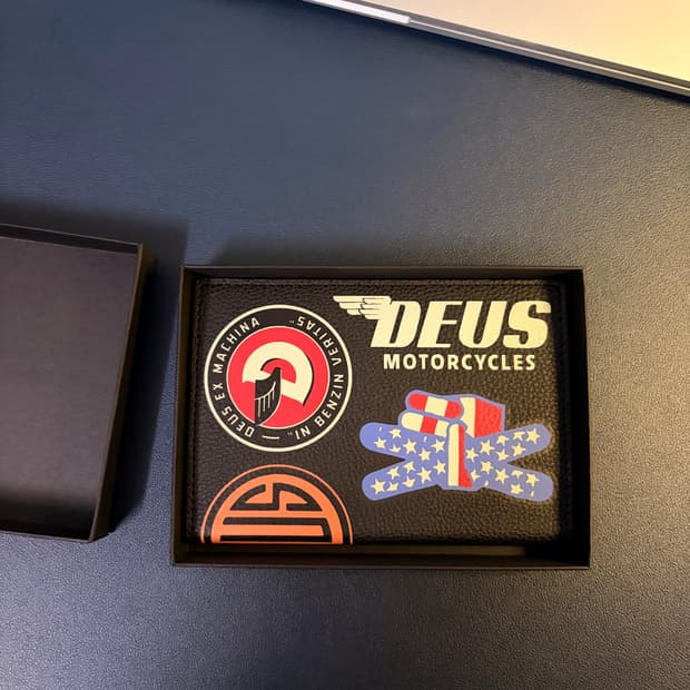 데우스 엑스 마키나 여권케이스