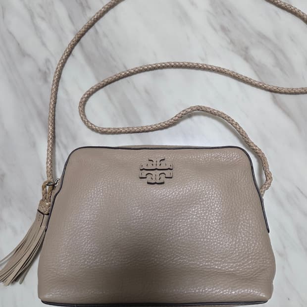 토리버치 카메라백 테슬 크로스백