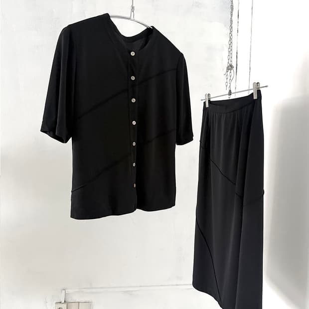 Black Minimal Asymmetrical Set-Up