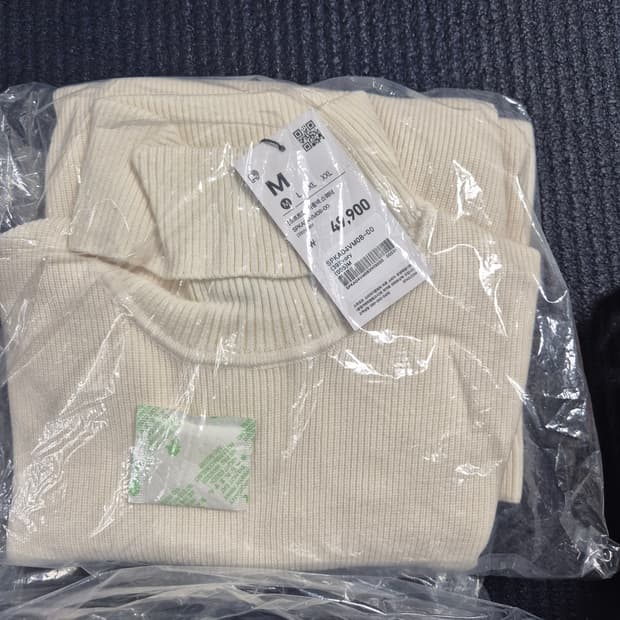 스파오 터틀넥 스웨트 95에서 100 (새상품)