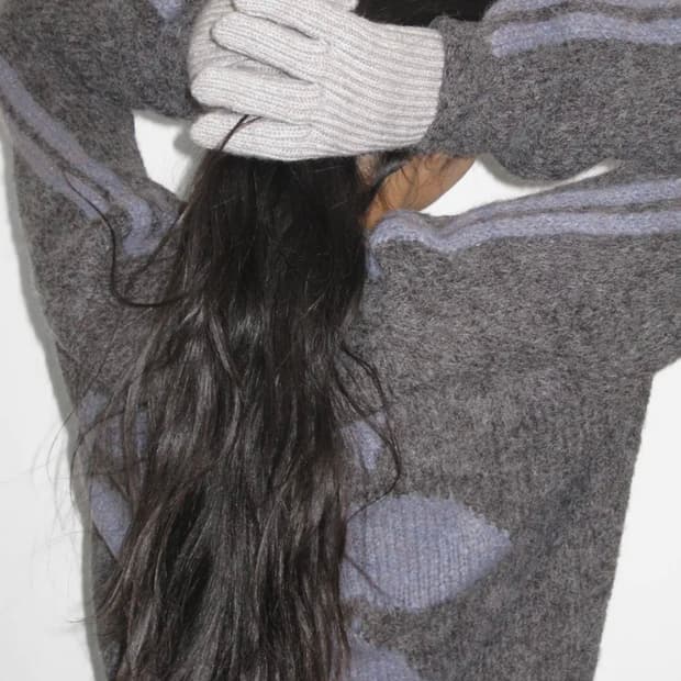 릴리 부클 니트 스웨터_차콜