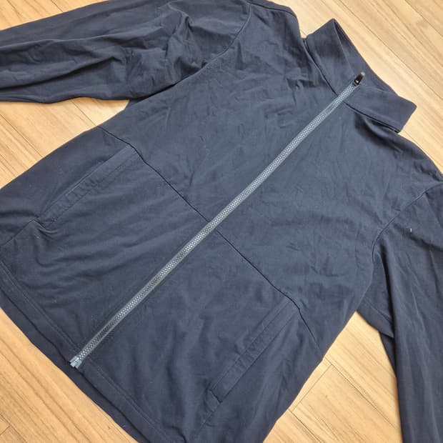 K2 남성 등산 자켓 판매합니다. 무난한 블랙 색상이라 어느 옷에도 잘 