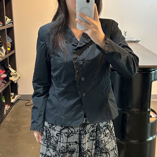 블랙 프릴 디테일 자켓