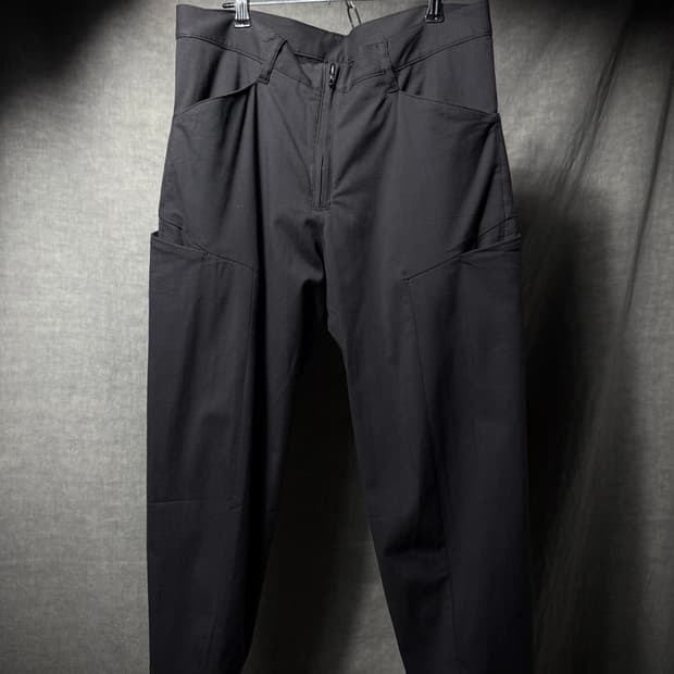 ATTACHMENT Multi Pocket Cropped Pants