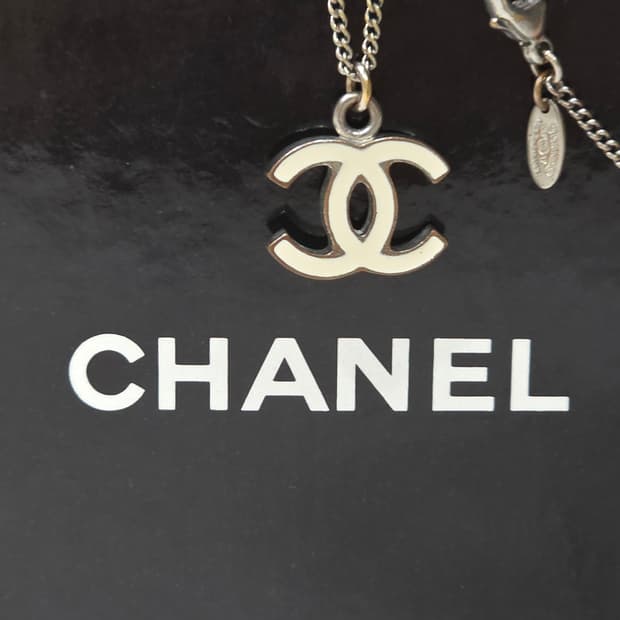 샤넬 제니목걸이 에폭시 cc로고 양면 펜던트 넥크리스 아이보리x실버