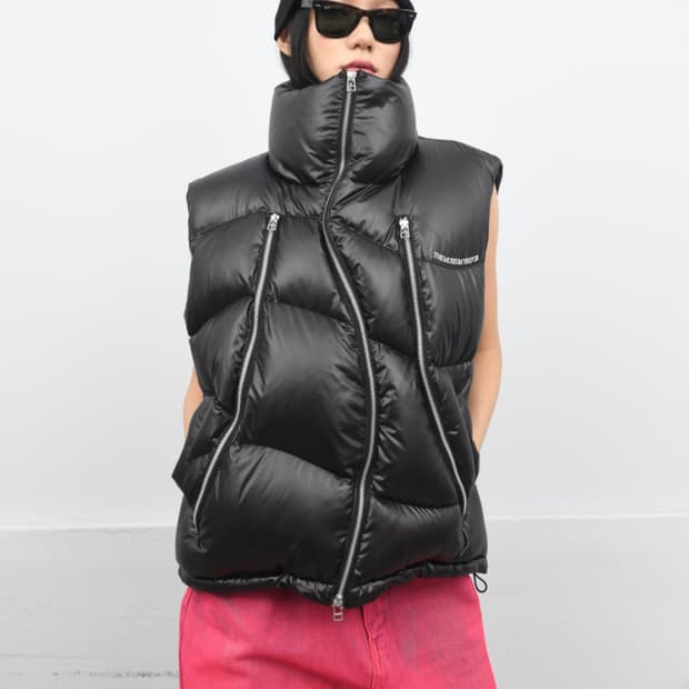 (L) 더뮤지엄비지터 커브트 지퍼 글로시 다운 베스트