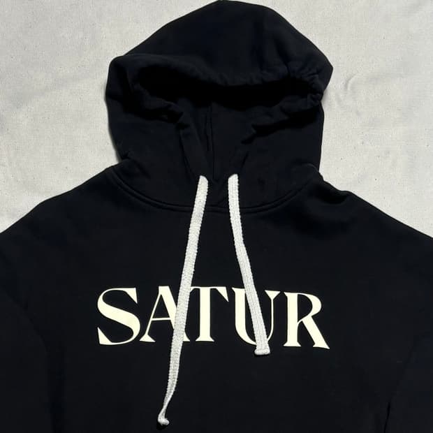 SATUR 블랙 후드티