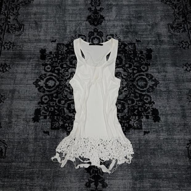 No id 00s distressed sleeveless