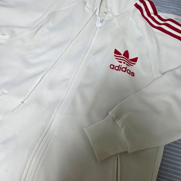 아디다스 대대장 흰빨후드플락