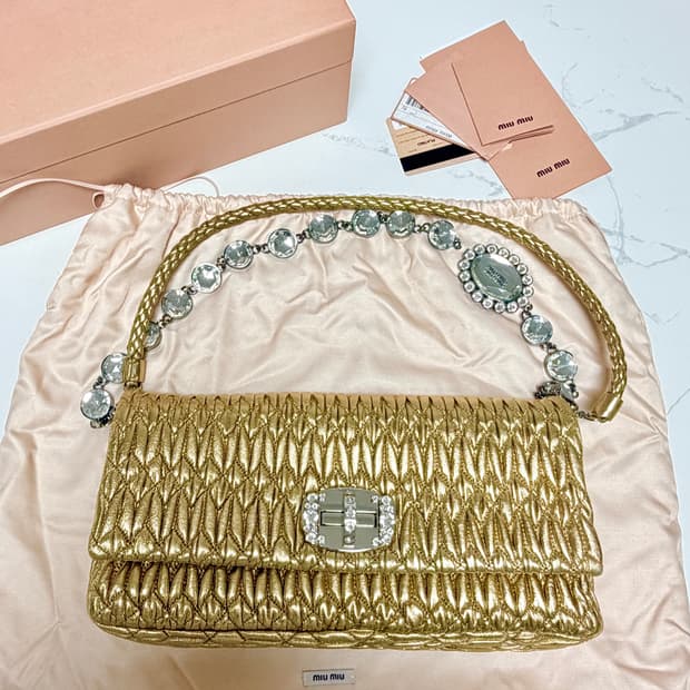  미우미우 RP0169 마테라쎄 스왈로브스키 크리스탈 골드 클러치 & 숄