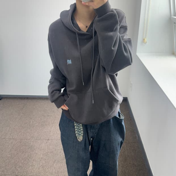 Brown Breath 브라운 프레스 백 포인트 로고 차콜 후드티