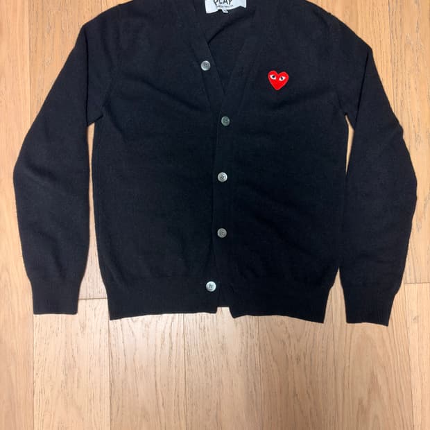 꼼데가르송 V넥 레드하트 블랙 가디건 팔아요!