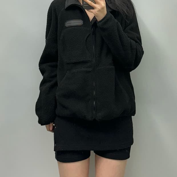 더 뮤지엄 비지터 블랙 후리스 플리스 자켓