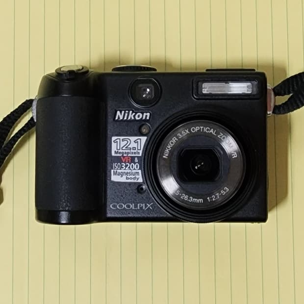 니콘 쿨픽스 P5100 12.1 메가픽셀 빈티지 디카 팝니다.