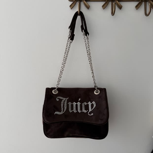 [신상✨프리뷰세일] 쥬시꾸뛰르 벨벳 스톤 체인 숄더백/크로스백 브라운