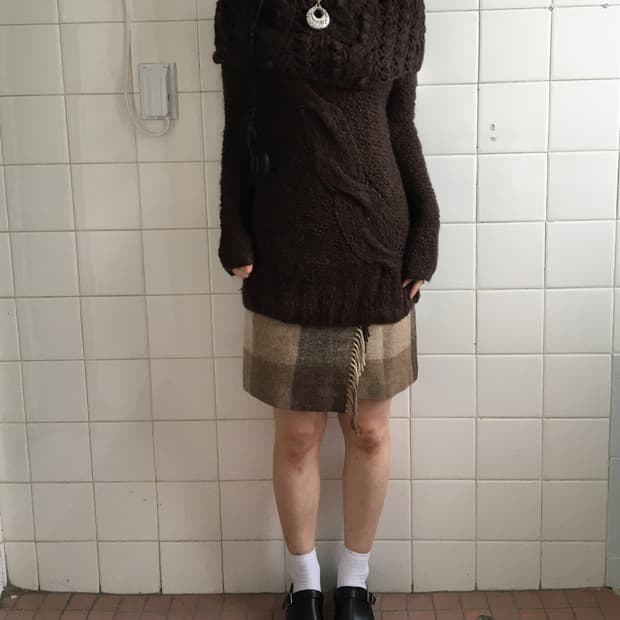 Neck line point knit