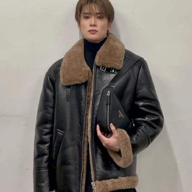 프라다 더블스트랩 넥 스틸 사피아노 삼각로고 무스탕 레더 자켓