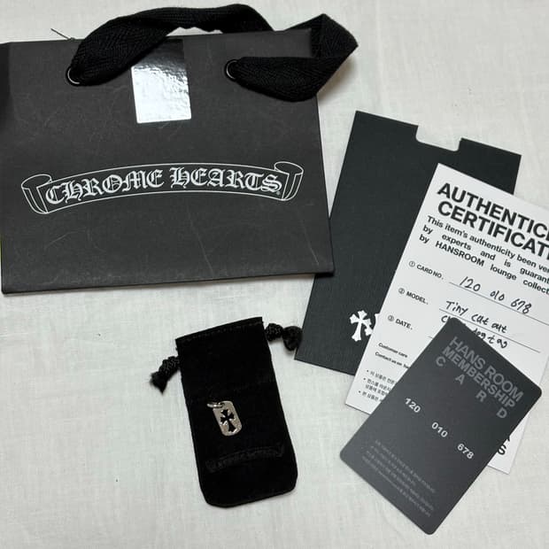 크롬하츠 타이니 크로스 컷아웃 도그택