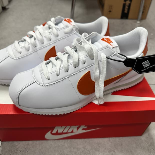 나이키 코르테즈 화이트 캠프파이어 오렌지