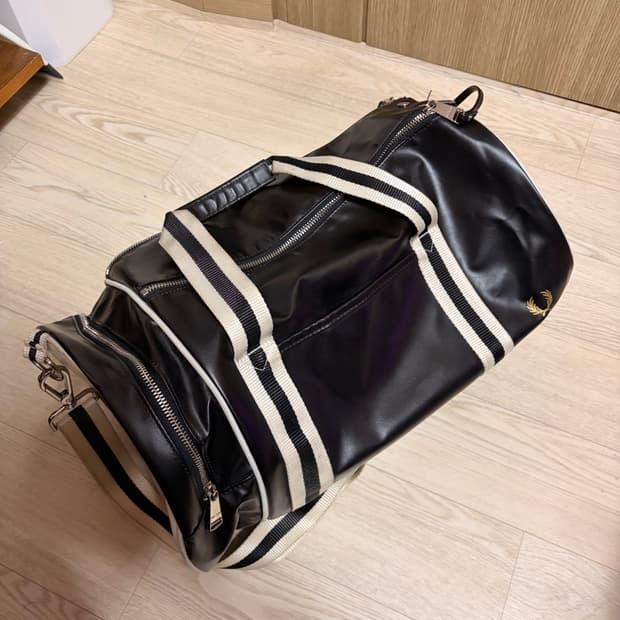 프레드페리 클래식 베럴 백 / 블랙 에크루 색상