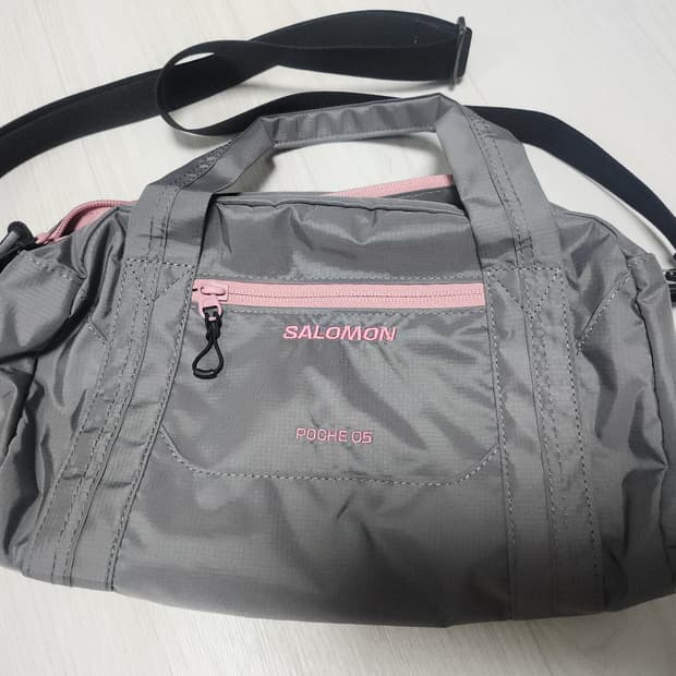 살로몬 포쉬 토트백 차콜 핑크